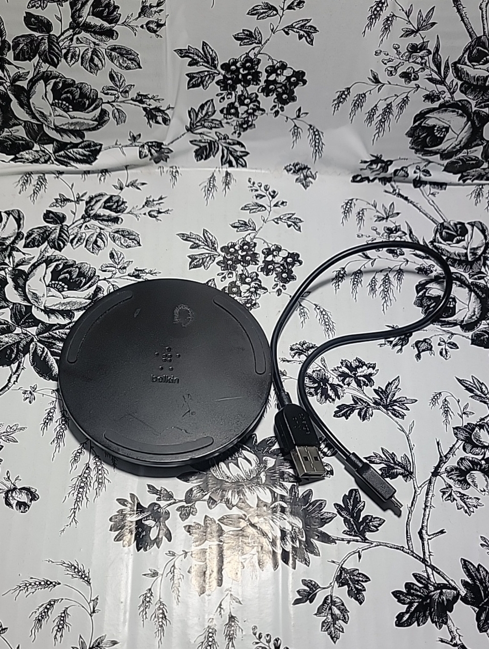 belkin Black Round Wireless Charging Pad with USB Cable